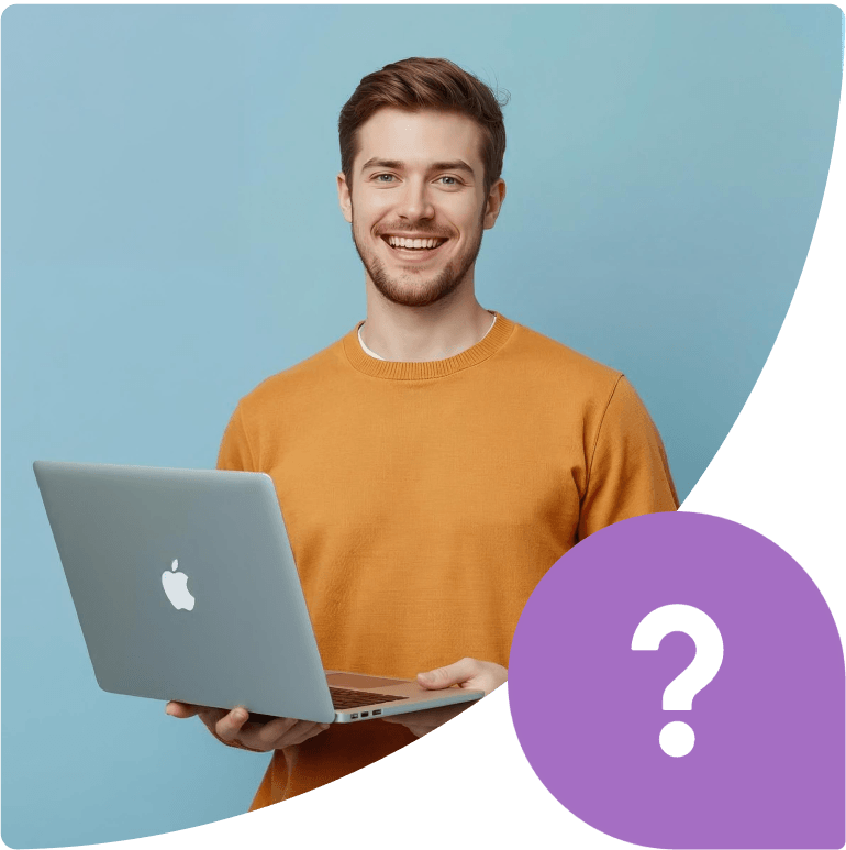 Mężczyzna w żółtym swetrze trzyma laptopa i uśmiecha się, na pierwszym planie fioletowa ikona z pytajnikiem.