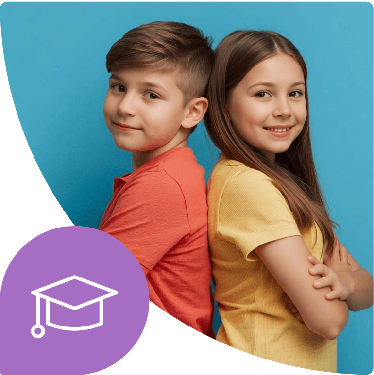 Dwójka uśmiechniętych dzieci stoi plecami do siebie na niebieskim tle, w rogu ikona edukacji.