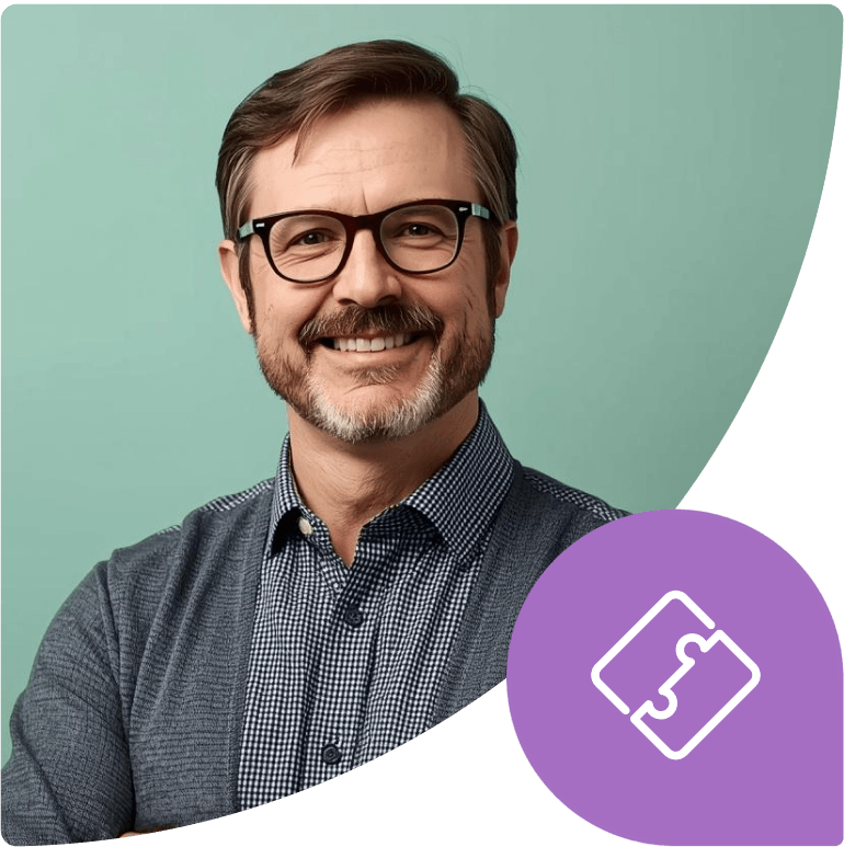 Mężczyzna w okularach uśmiecha się, obok niego fioletowa ikona przedstawiająca dwa łączące się puzzle.