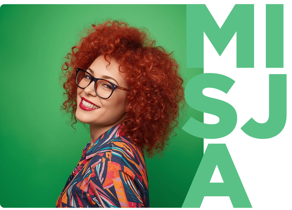 Uśmiechnięta kobieta w okularach na zielonym tle, obok duży napis „MISJA”.