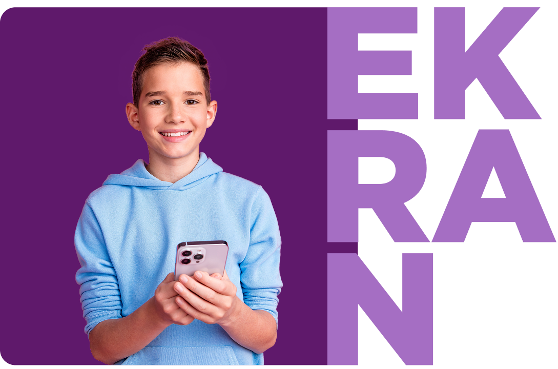 Chłopiec w jasnej bluzie trzyma smartfon, obok duży napis „EKRAN” na fioletowym tle.