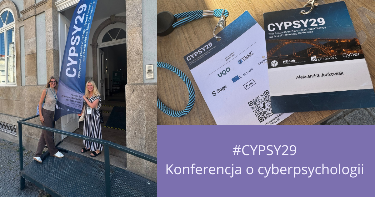 Uczestniczki przed wejściem na konferencję CYPSY29, obok identyfikatorów i plakatu wydarzenia.